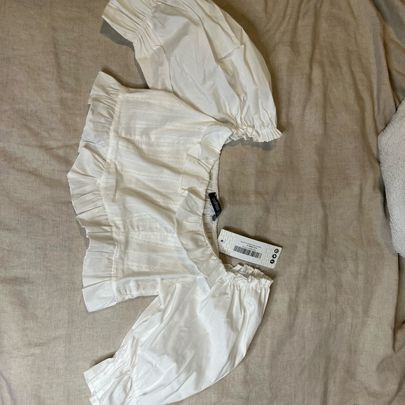 BooHoo white cotton shirred puff sleeve crop top - Picture 8 of 8